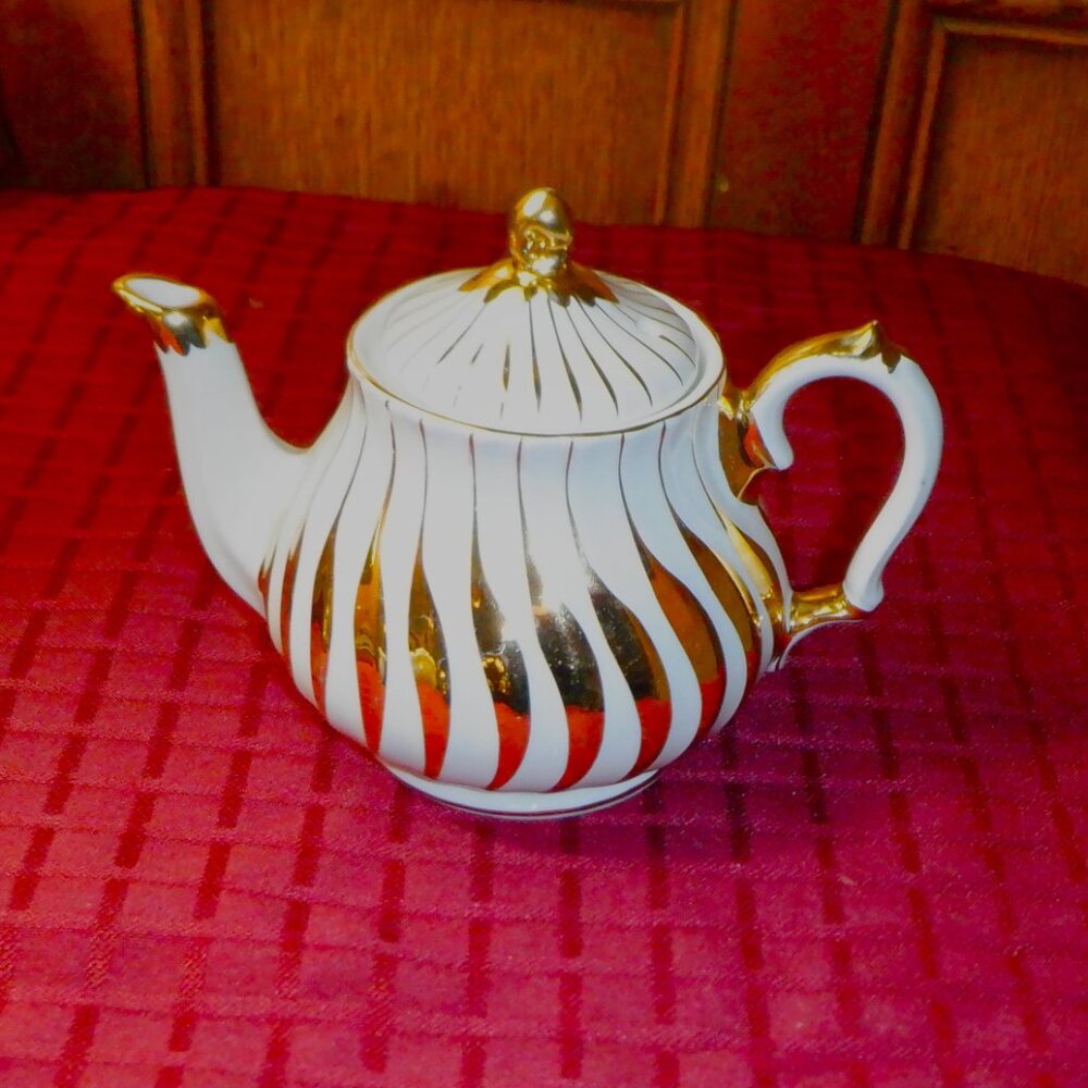 VINTAGE ~~~ SADLER England TEAPOT